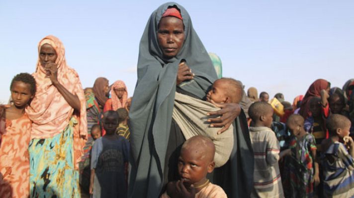 Telediario 1 - Mujeres, niños y ancianos huyen del