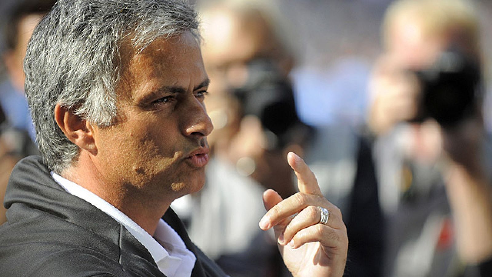 El entrenador del Real Madrid, Jose Mourinho, tendrá que comparecer ante la UEFA este viernes por sus "inapropiadas declaraciones" sobre el Barcelona y la proia UEFA.