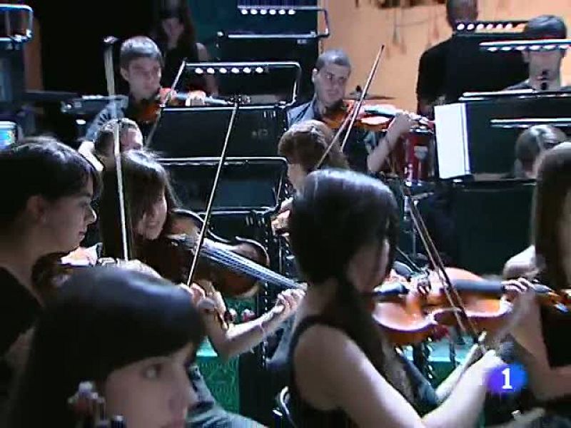 Al Festival de El Escorial ha llegado una versión del "Cándido" de Voltaire, que tiene la firma de uno de los miembros de TRICICLE, y con él una orquesta joven con más de 60 músicos.