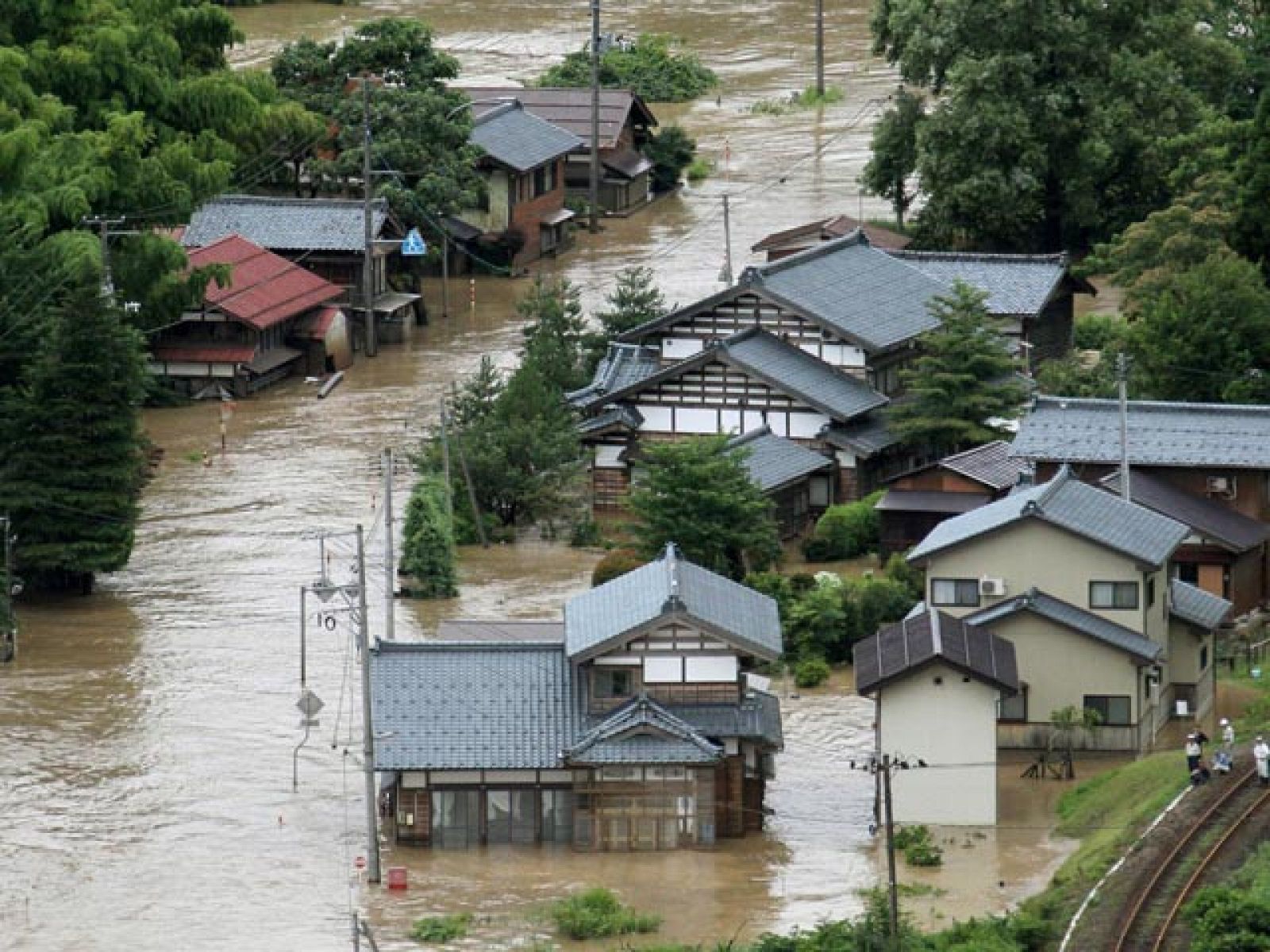 Un muerto y cinco desaparecidos por lluvias torrenciales en el norte de Japón