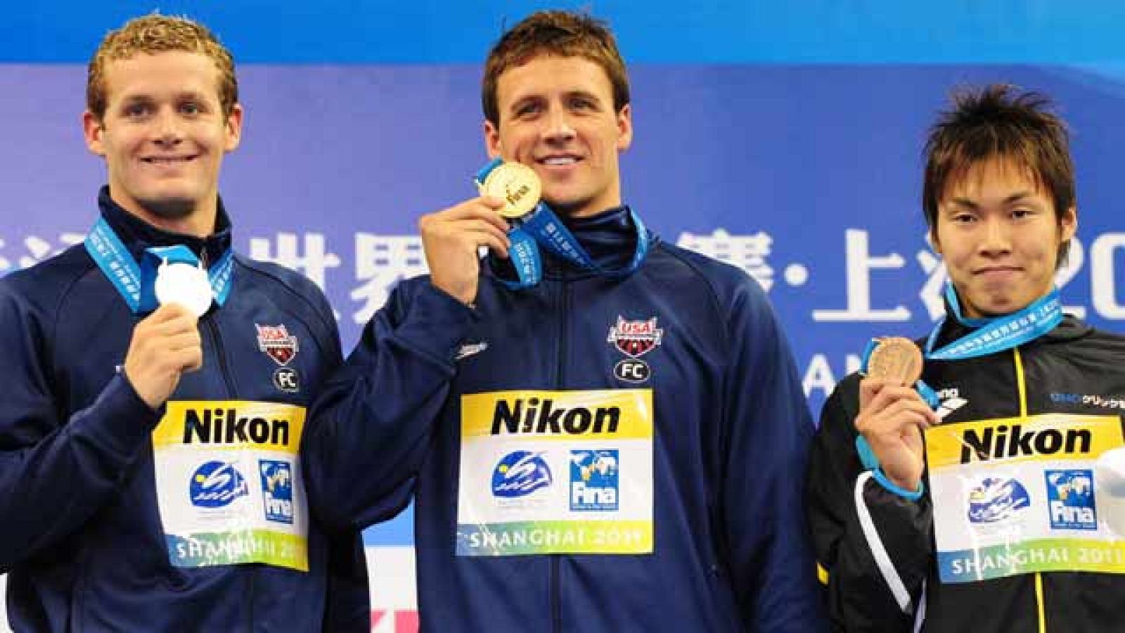 El nadador estadounidense Ryan Lochte se ha reafirmado como el rey  de los Mundiales de natación que de Shanghai y se ha colgado su quinta medalla de oro tras conquistar  la prueba de 400 metros estilo. Con este oro, su duodécimo en unos Mundiales, L