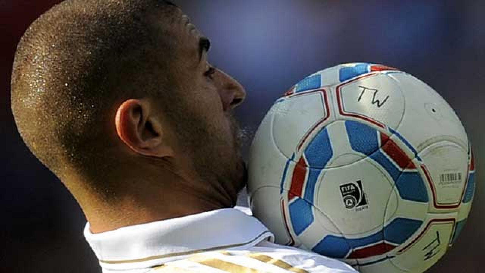 Benzema no deja de hacer méritos para ser titular. Mucho más fino y veloz que en la pretemporada pasada. El francés sólo ha dejado noticias positivas en los minutos que ha disputado este verano. Con cuatro goles, sólo le supera Cristiano Ronaldo.