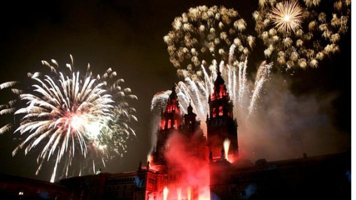  - Santiago de Compostela deslumbra con fuegos artificiales