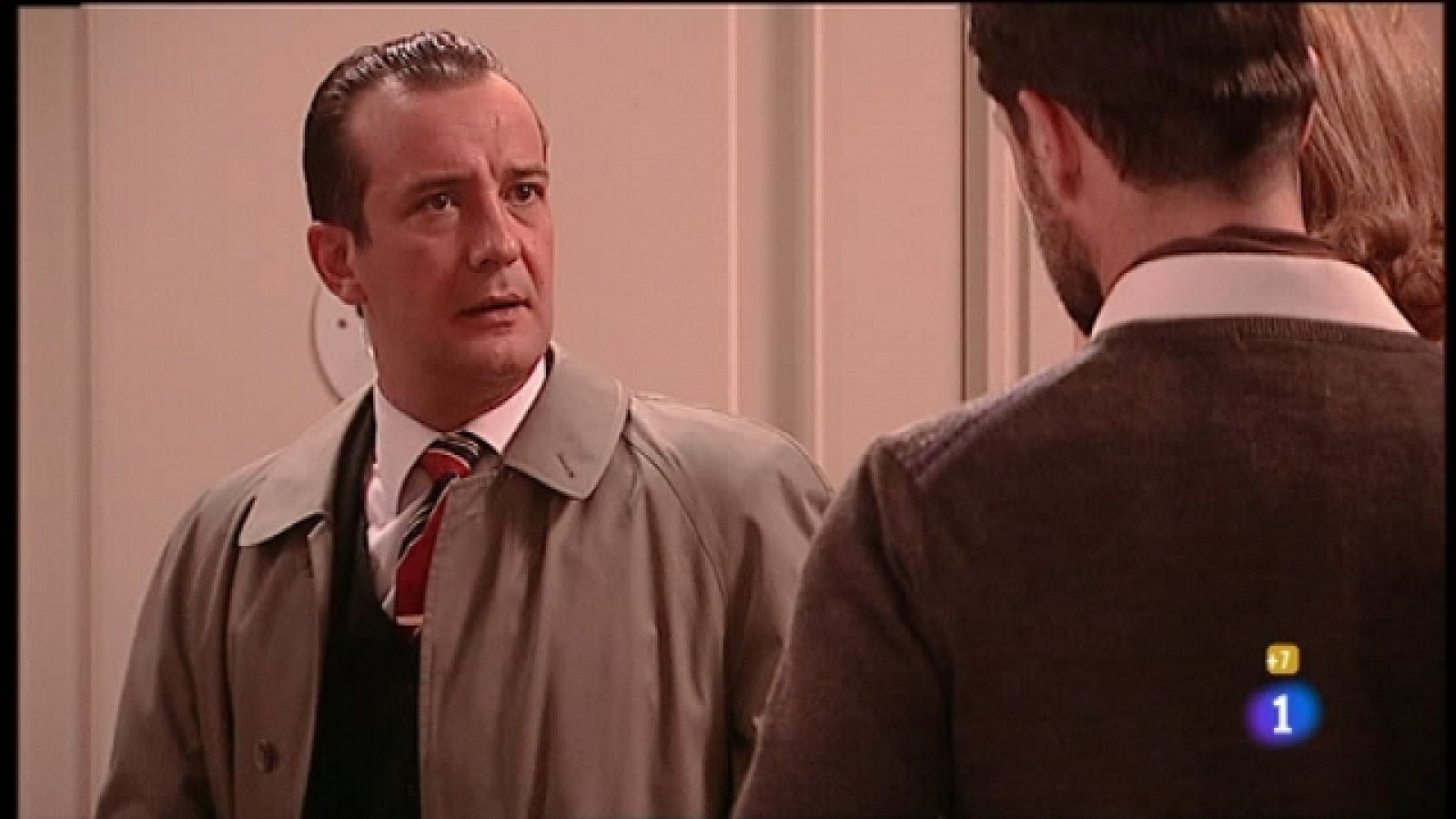 Amar en tiempos revueltos - T6 - Capítulo 238 - El falso desmayo de Sancho sirve para que, mientras éste está entreteniendo a Irene, Steven encuentre el arma que aquélla ocultaba - Ver ahora