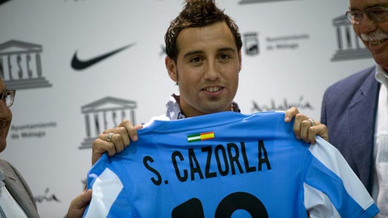 A pesar de que ya ha jugado con el Málaga en pretemporada, Cazorla ha cumplido el trámite de su presentación ante los medios