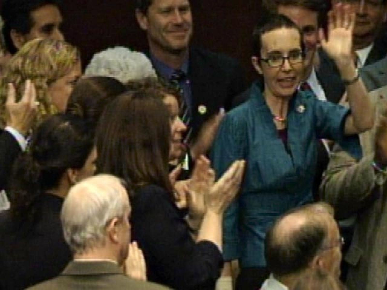 La congresista Giffords vuelve a la Cámara para la votación sobre el techo de deud