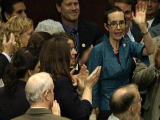 Informativo 24h - La congresista Giffords vuelve a la Cámara para la votación sobre el techo de deuda