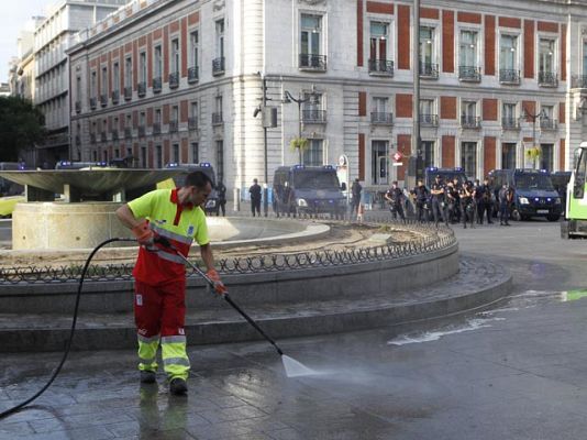 Informativo 24h - Desalojan a los 'indignados' que quedaban acampados en Sol y el Paseo del Prado
