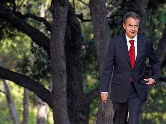 Telediario 1 - Zapatero aplaza sus vacaciones