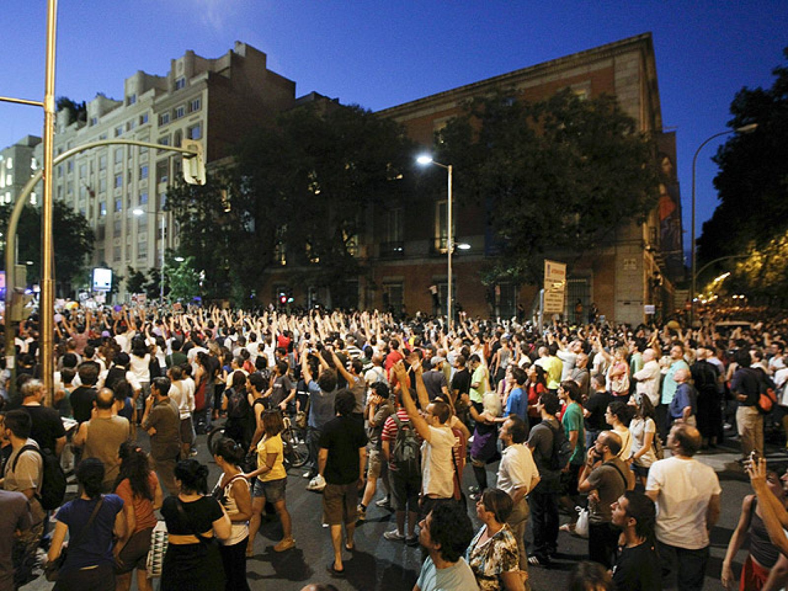 La policía blinda Sol y desaloja a los pocos indignados que han llegado a la plaza