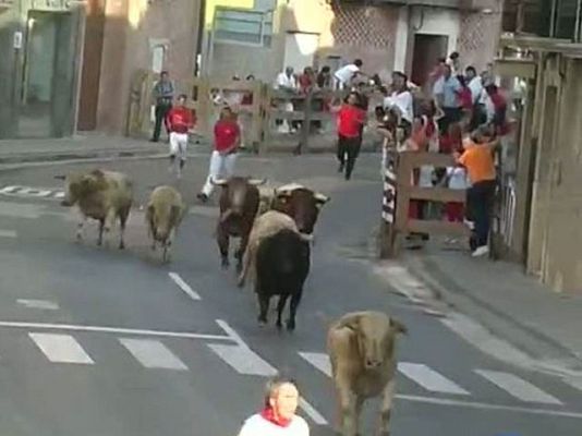 Telediario 1 - Un hombre muere en un encierro