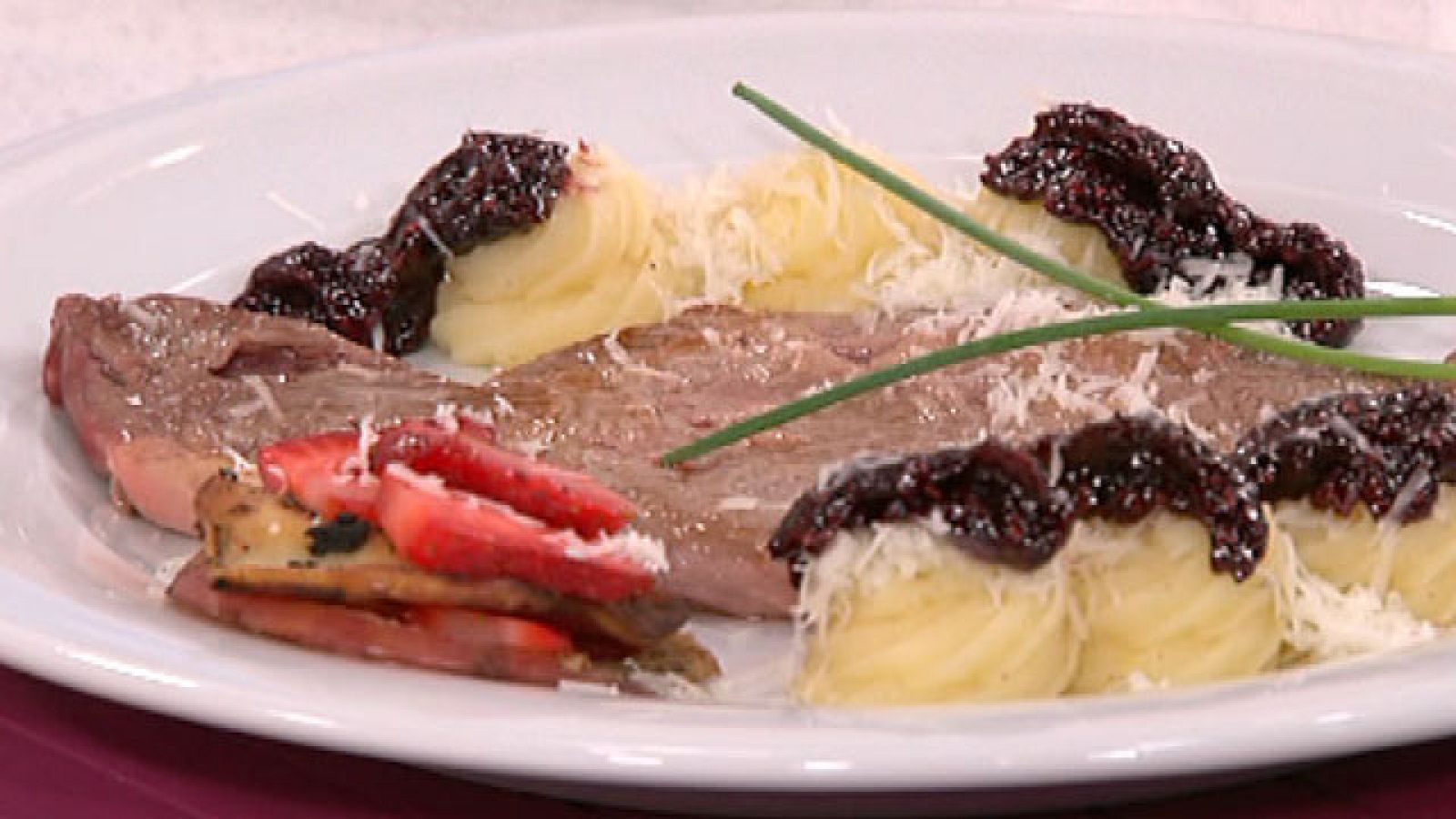 Saber cocinar- Entrecot con salsa de frutos rojos - RTVE Cocina | Ver