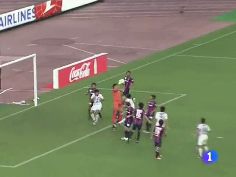 El despiste del portero, que se confía sin ver al delantero contrario, propicia la imagen curiosa de la jornada