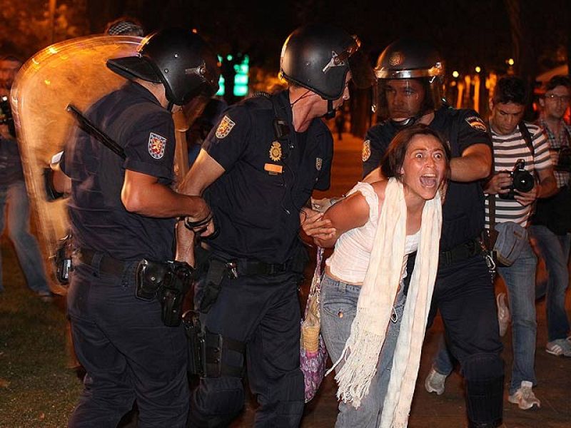 Varios heridos en una carga de la policía contra los indignados en el centro de Madrid