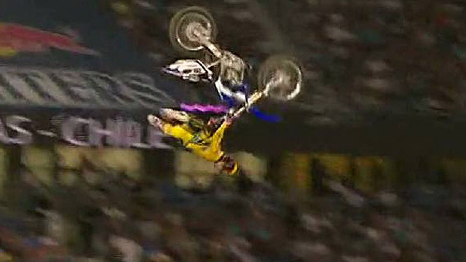 El piloto español André Villa se rompió el fémur en la quinta prueba del Mundial de motocross, que lidera Nate Adams.