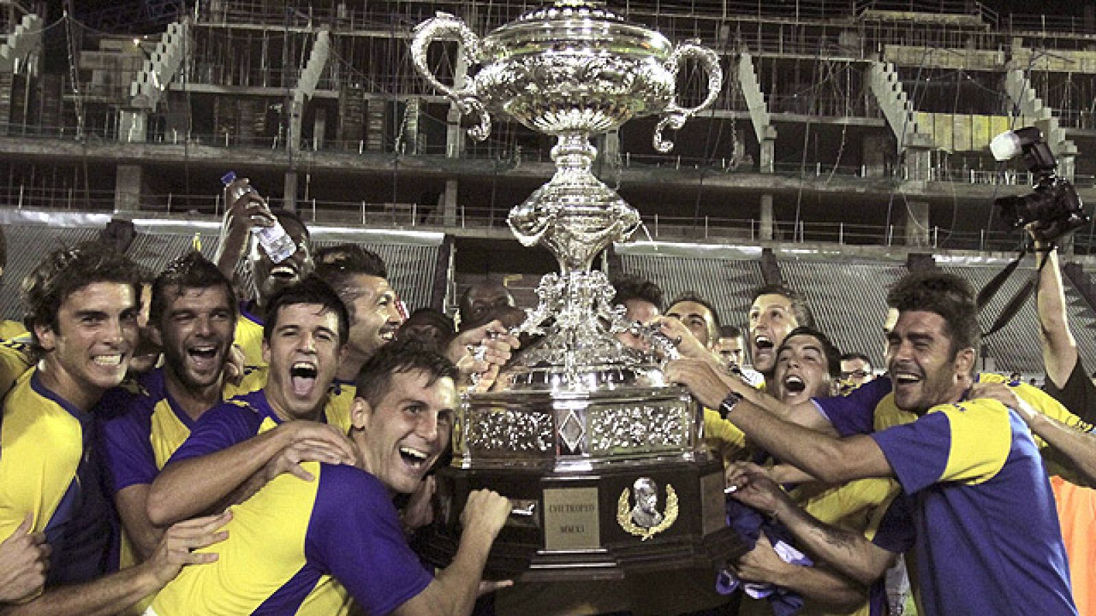 El Málaga sufrió en Cádiz la primera derrota de la pretemporada frente a los amarillos, que levantaron el trofeo Ramón de Carranza.