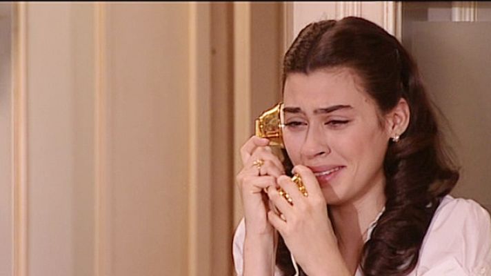 Amar en tiempos revueltos - Almudena, desconsolada