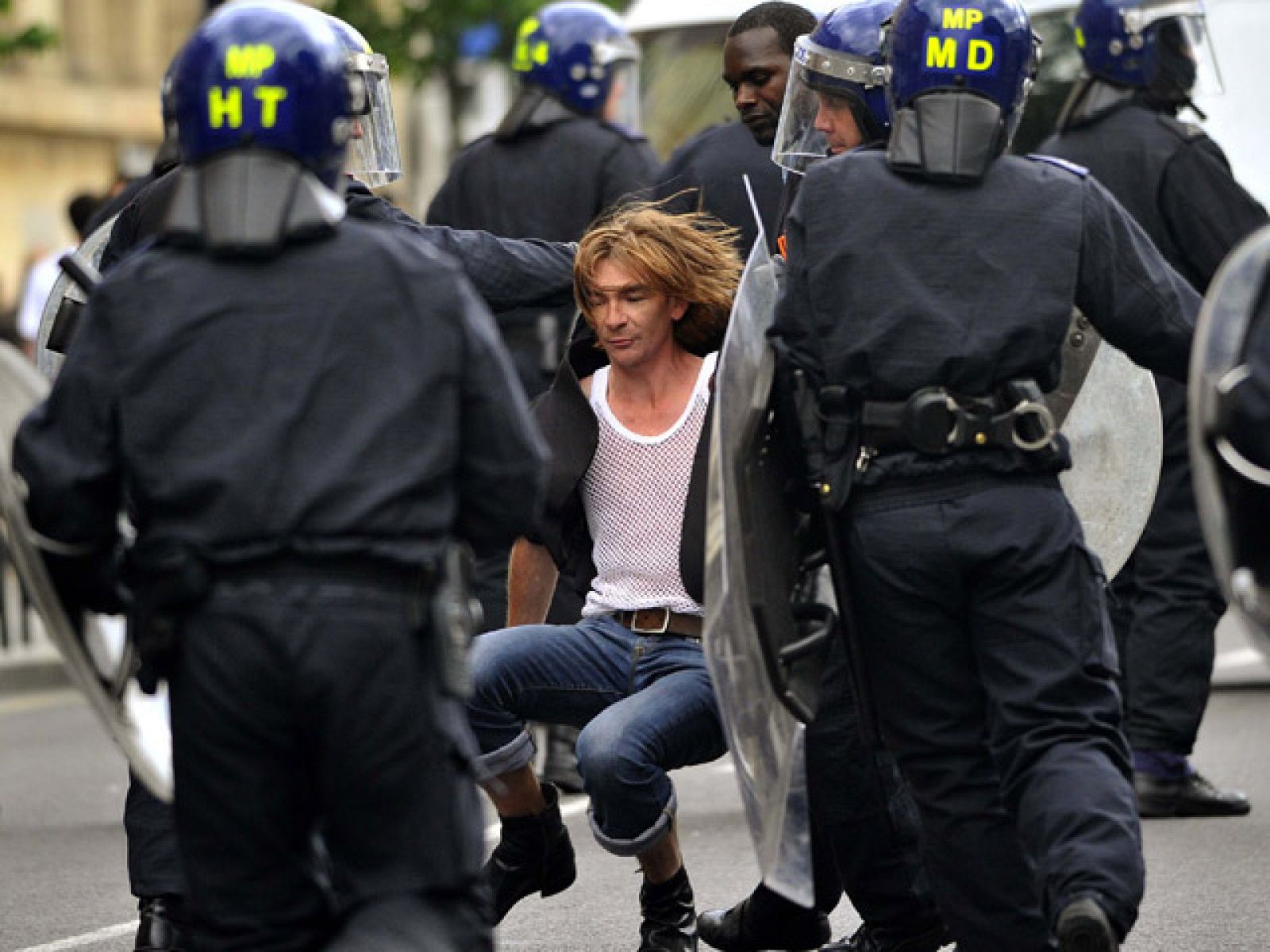 Grupos de jóvenes y policías antidisturbios se enfrentan por tercer día consecutivo, esta vez en el barrio londinese de Hackney, uno de los más conflictivos de la capital británica.