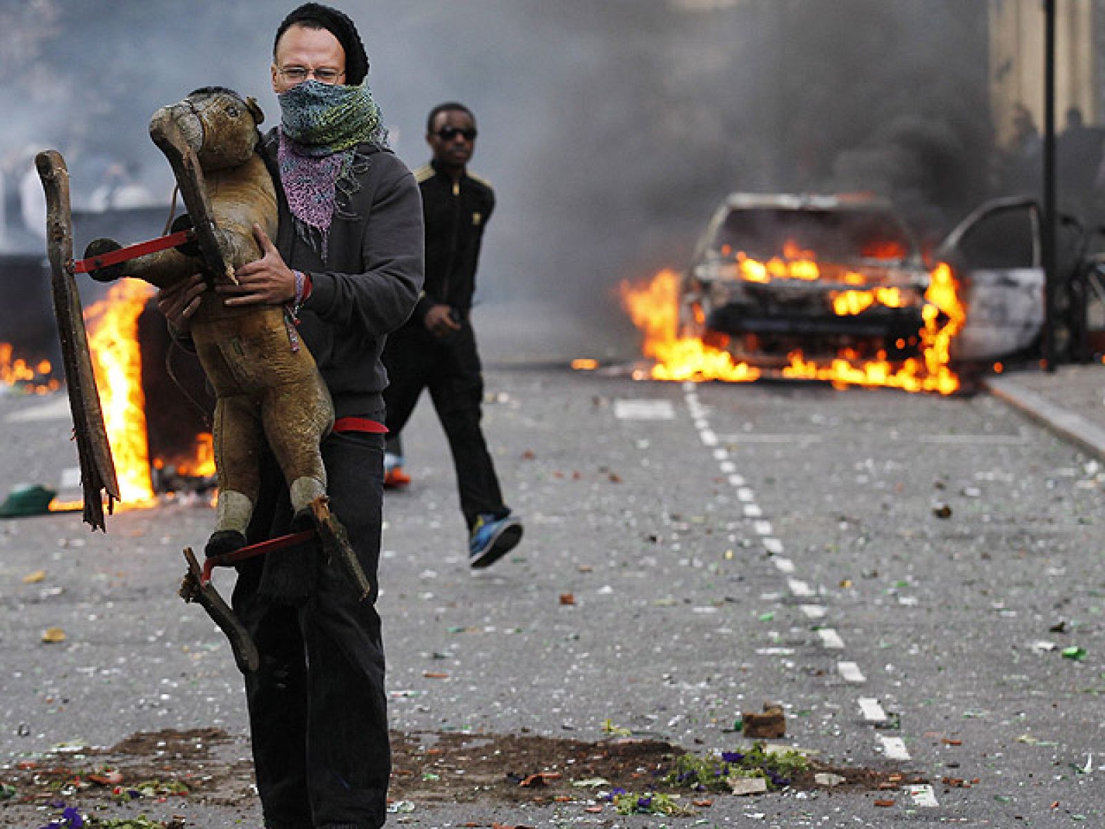 Grupos de jóvenes y antidisturbios han vuelto a enfrentarse en las calles de Londres por tercer día de consecutivo.