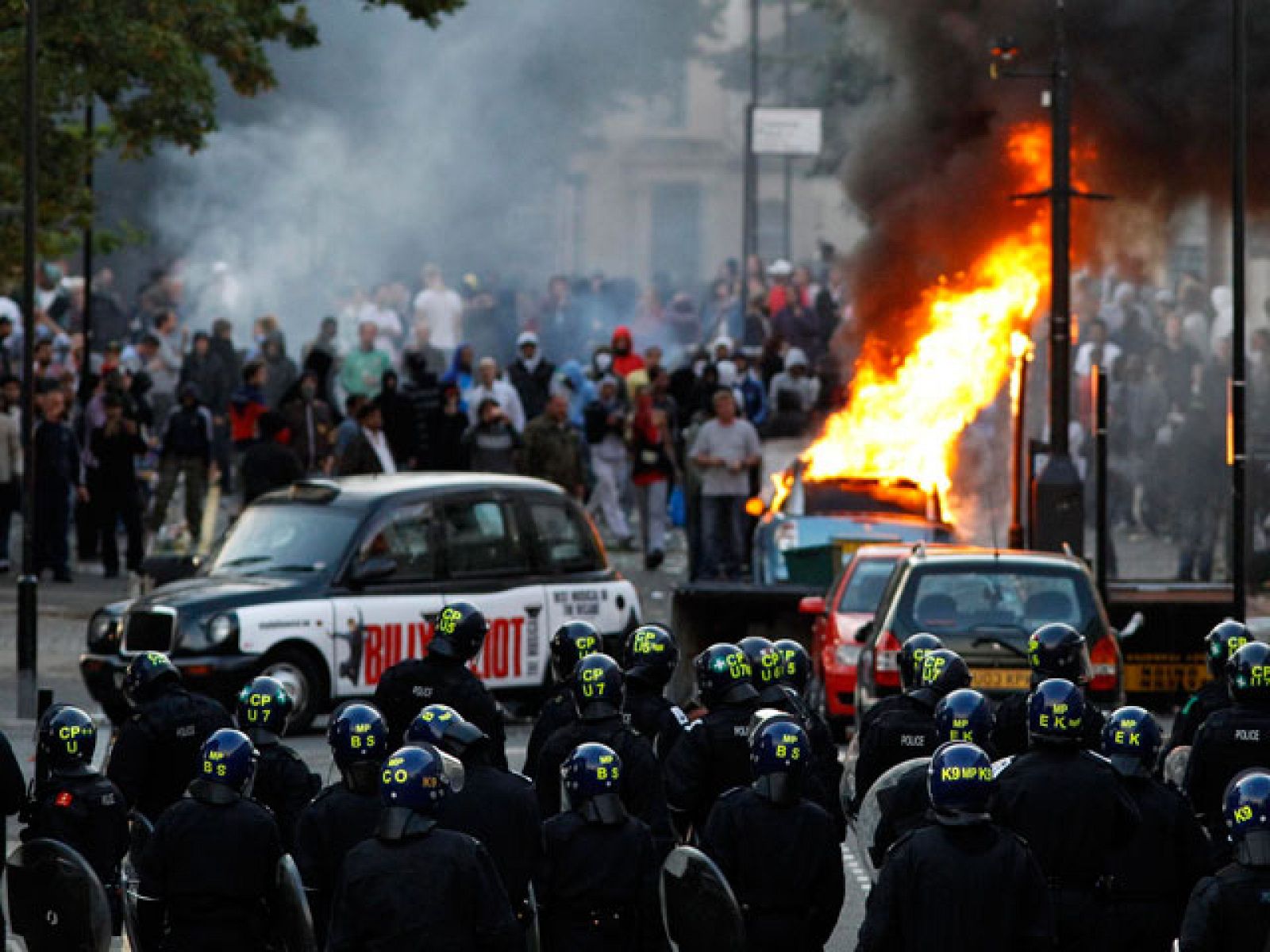 Tercer día consecutivo de disturbios en Londres. Desde primera hora de la tarde de este lunes se han repetido los enfrentamentos entre grupos de jóvenes y la policía y los saqueos de comercios. La violencia se ha extendido a barrios del este y del s