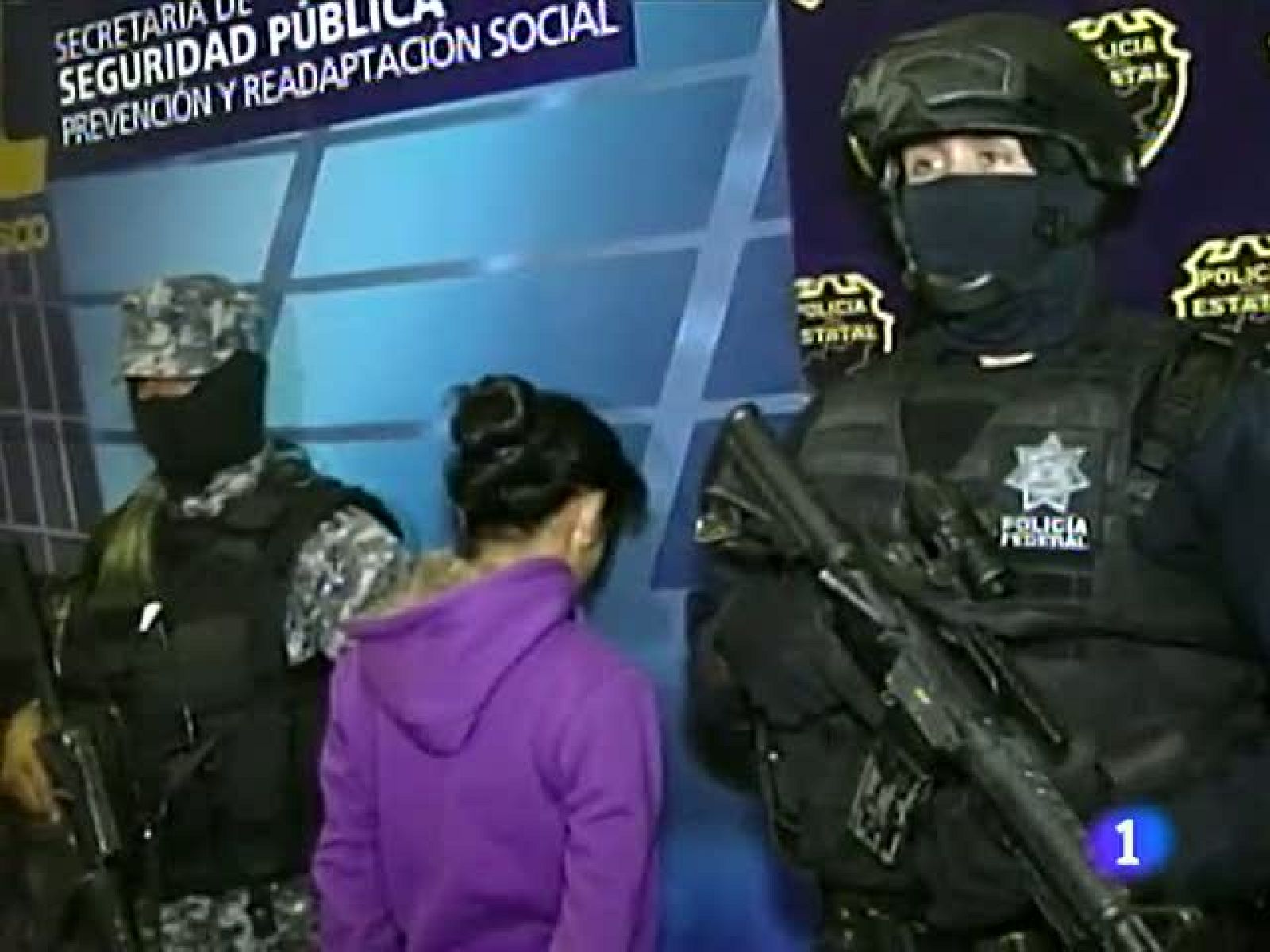 La policía mexicana detiene a un grupo de sicarios pertenecientes al cartel de los Zetas. Entre ellos, una niña de 13 años, que trabajaba para la banda de narcotraficantes. En México cada vez son más los menores captados por el crimen organizado