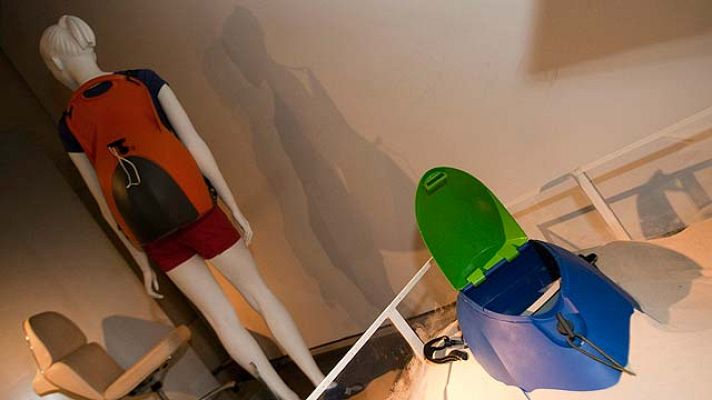 Telediario 1 - Un matrimonio catalán inventa una mochila antirrobo para la playa