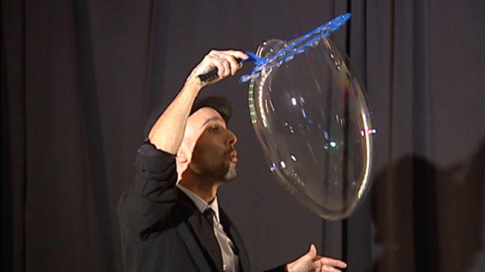 James Pomp, un mimo que trabaja con humor, agua y jabón