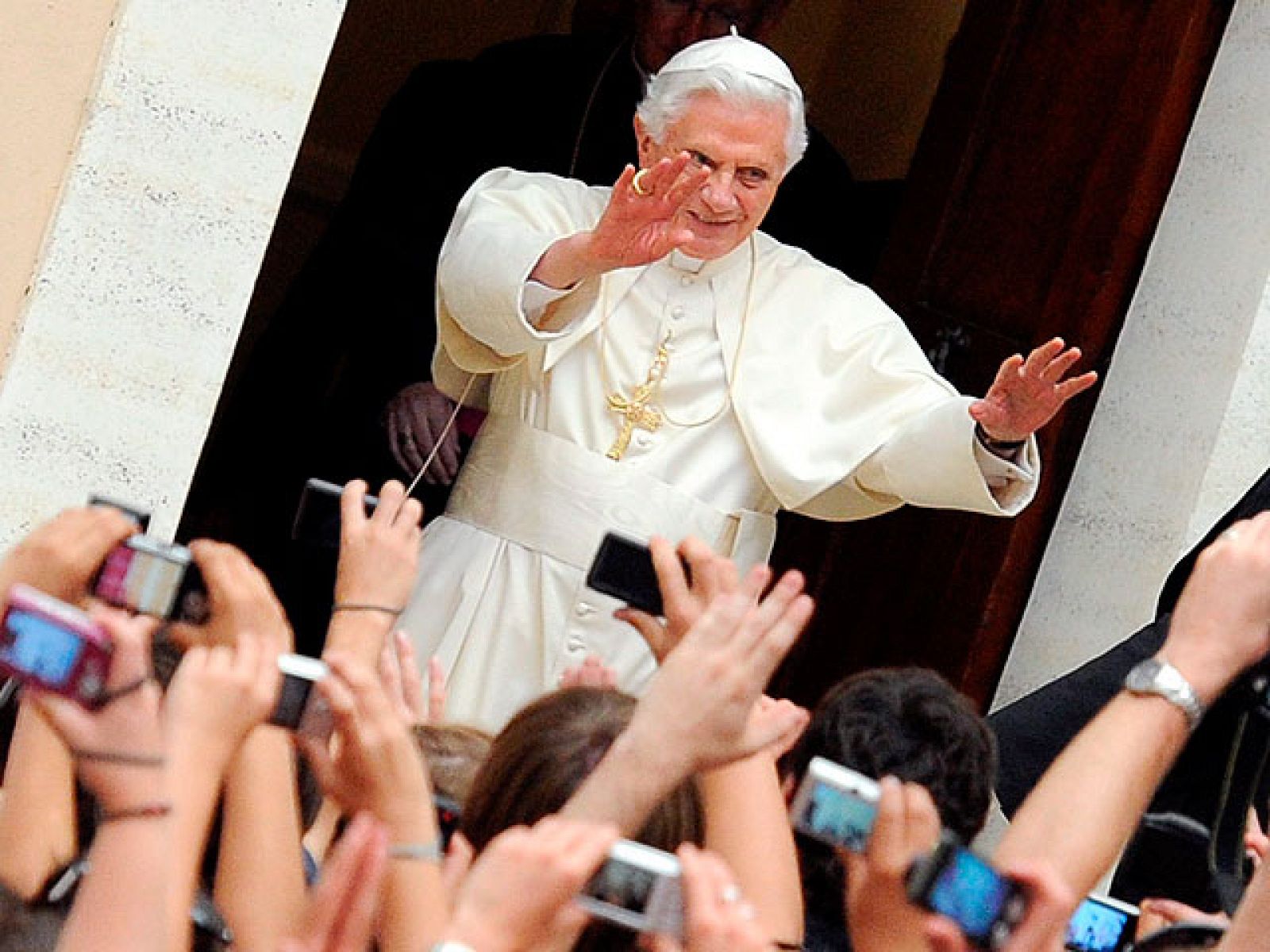 El papa saluda a los peregrinos españoles en su residencia de verano, mientras Madrid se prepara para el JMJ