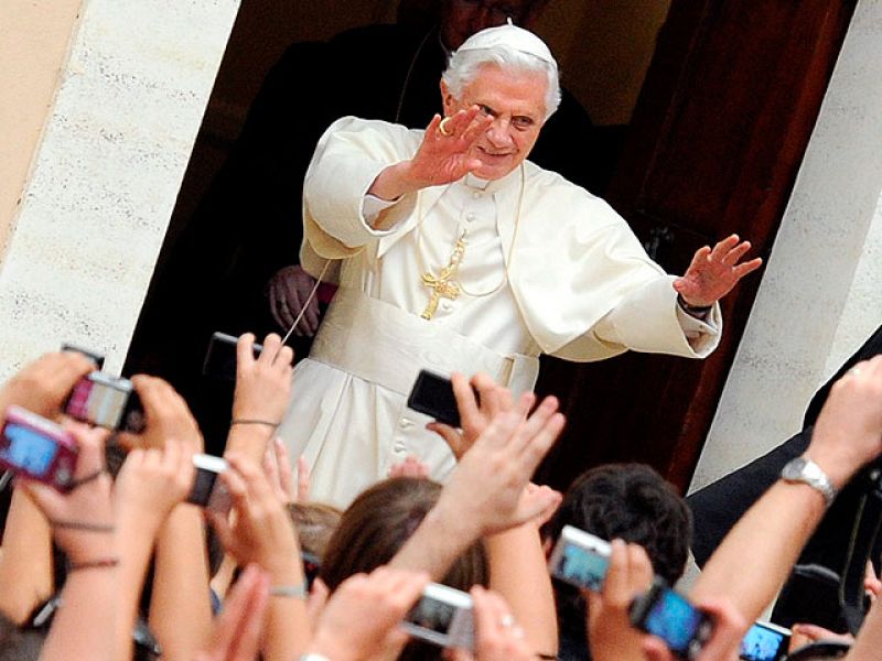 El papa saluda a los peregrinos españoles en su residencia de verano, mientras Madrid se prepara para el JMJ