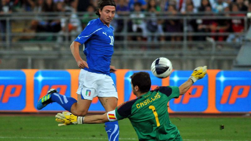 Italia vence por 2 goles a 1 a una irregular España, que vio debutar a Thiago Alcántara y perdió por lesión a Torres, Piqué e Iraola