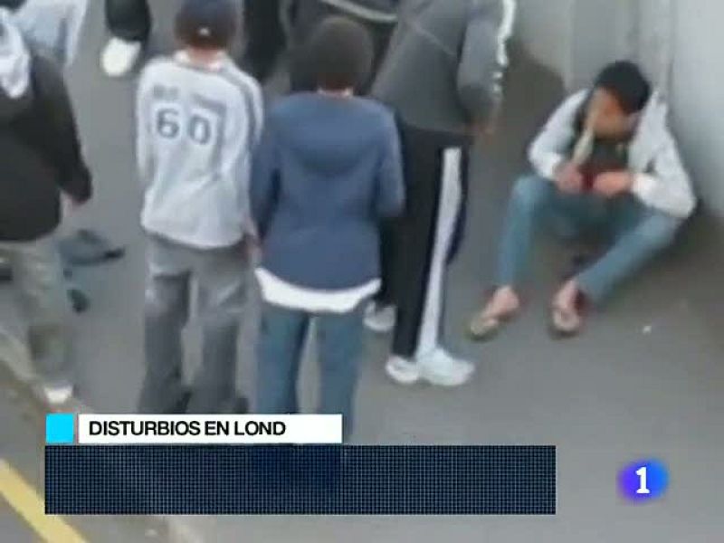 Un joven herido en Londres es atracado por quienes aparentemente van en su auxilio | Ver