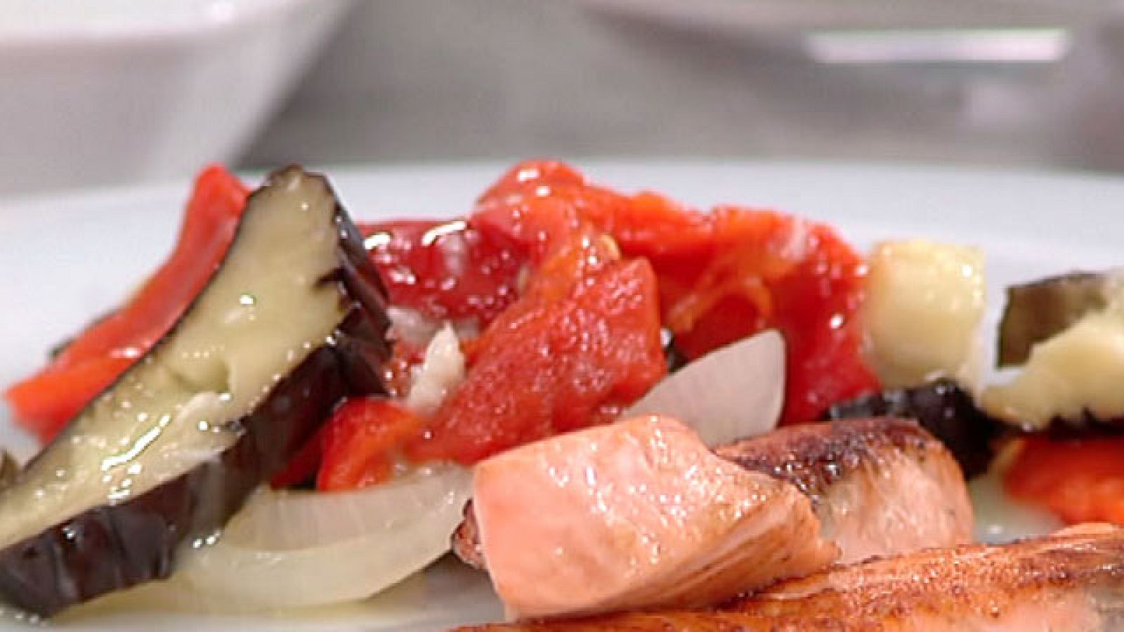 Saber Cocinar - Salmón a la pimienta rosa (12/08/11) - RTVE Cocina | Ver