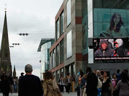 Telediario 1 - Un pantalla en el centro de Birmingham para identificar a los culpables