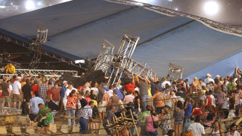 Cuatro muertos y más de 40 heridos en EE.UU. al caerse un escenario por fuertes vientos | Ver