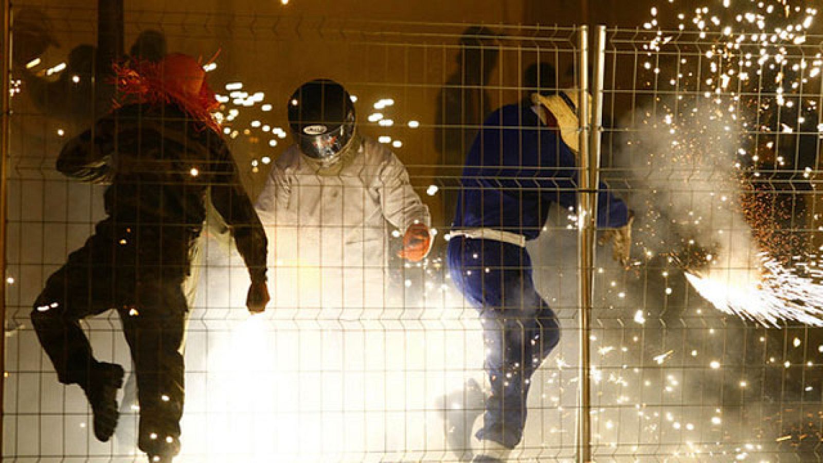 Elche vivió anoche su Nit de Albà en la que un año más se quemaron más de 100mil cohetes