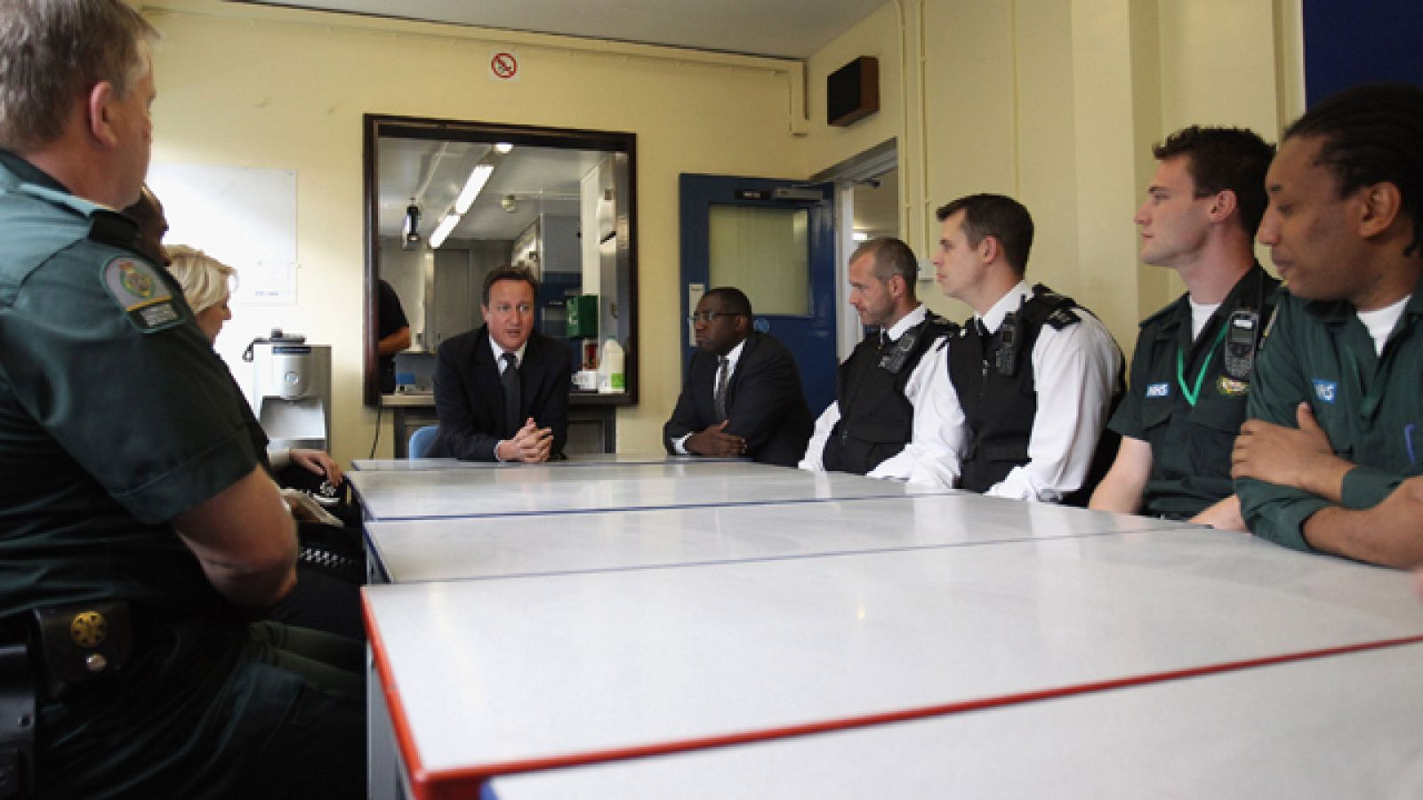 El primer ministro británico visita Tottenham, el lugar donde estallaron los disturbios