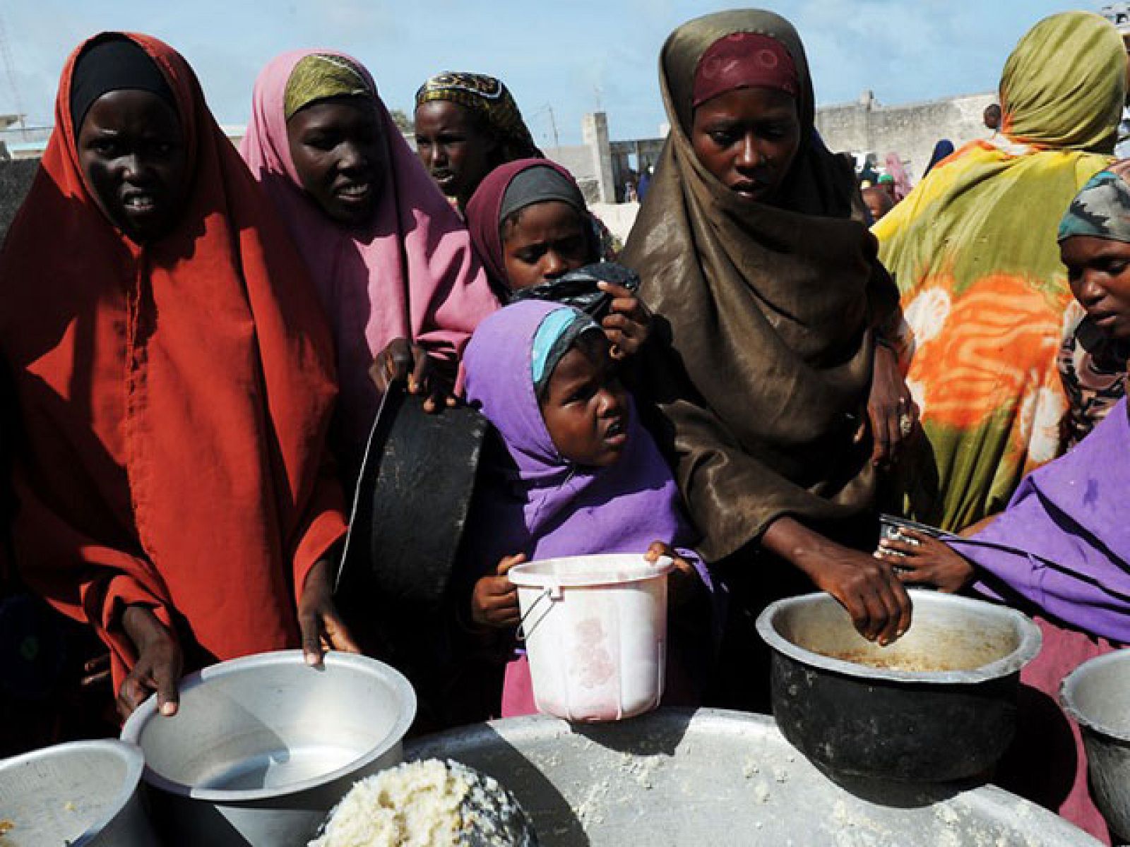 Millones de somalíes viviendo en condiciones infrahumanas, sin las necesidades básicas cubiertas. En Mogadiscio ha estado un equipo de Televisión Española, testigo de las dramáticas historias de aquellos que tienen que huir en busca de una