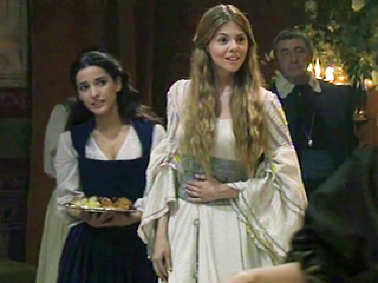 Águila Roja - "Ese es mi prometido, guapo ¿verdad?" | Ver