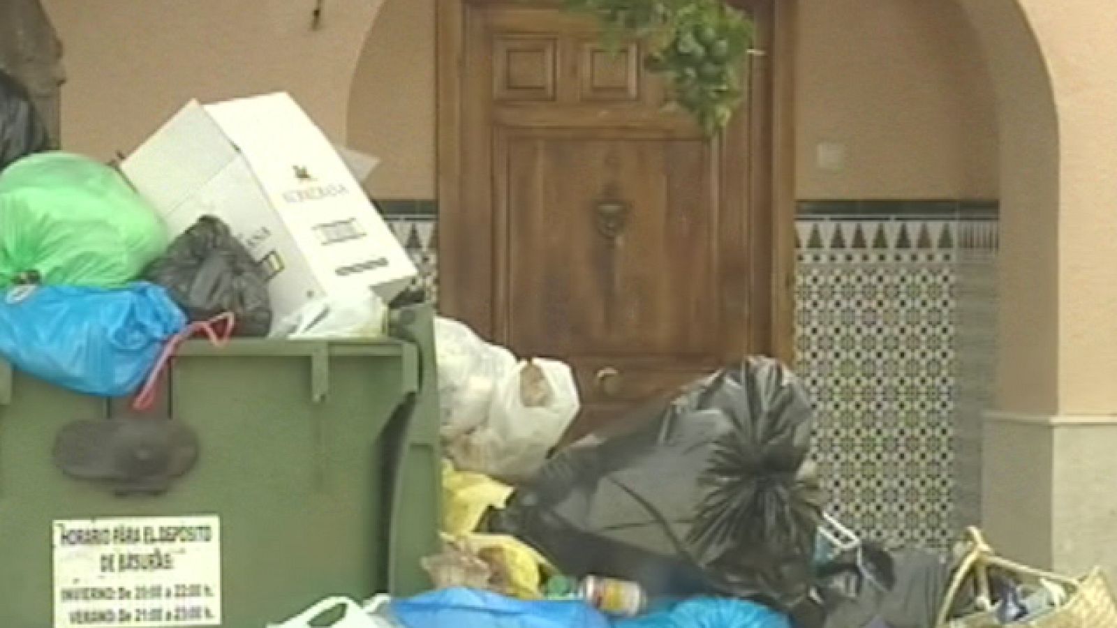 Los trabajadores municipales de Barbate exigen de nuevo las últimas nóminas