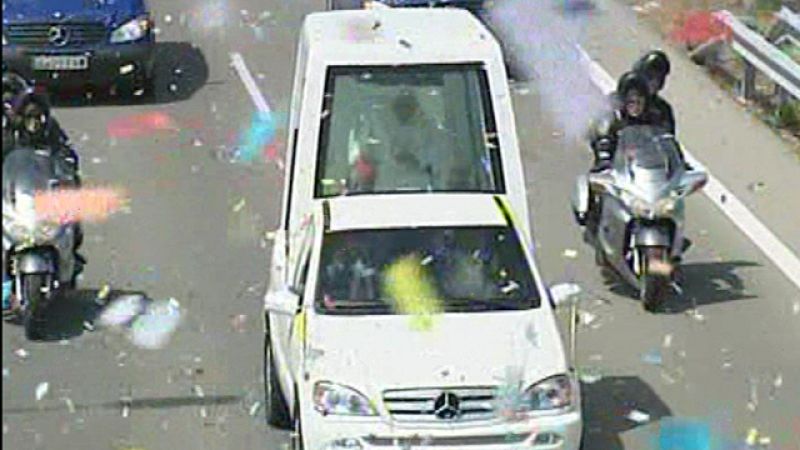 Tras la ceremonia de bienvenida, Benedicto XVI se ha trasladado en papamóvil hasta la Nunciatura