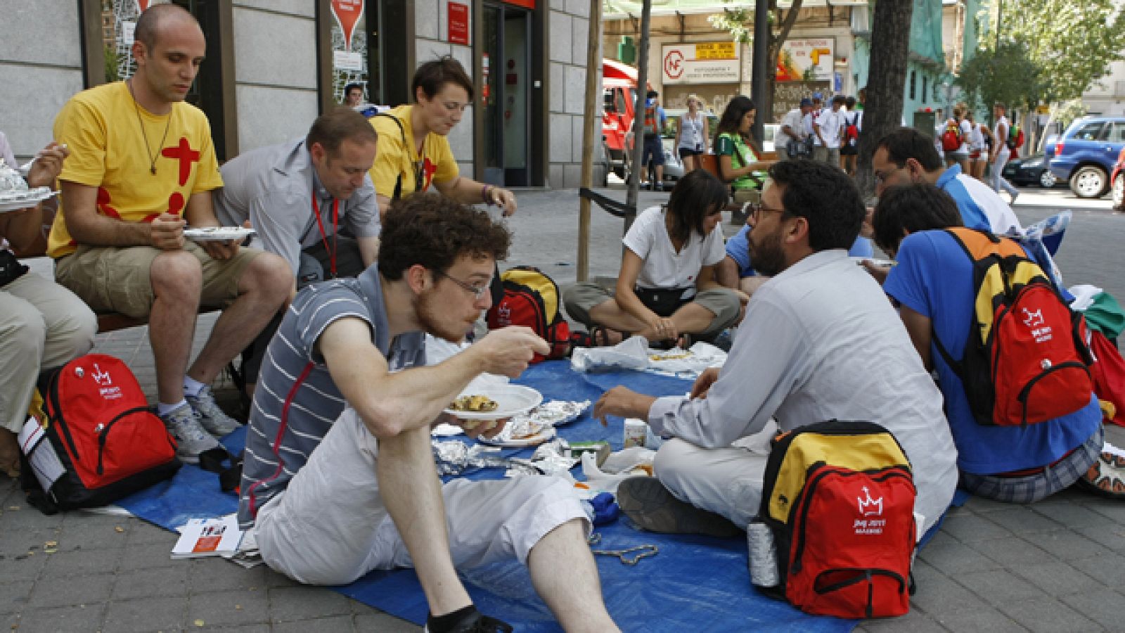 Los jóvenes peregrinos buscan los mejores lugares para ver el Vía Crucis en Recoletos