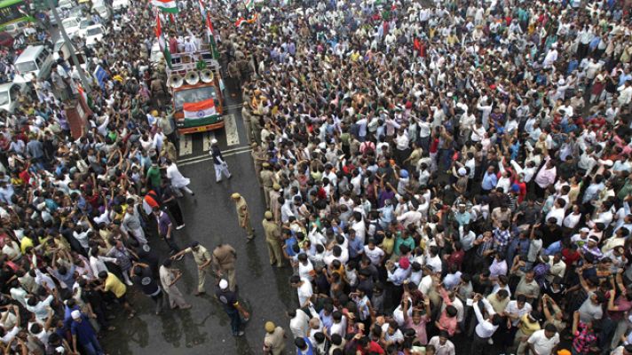 Telediario 1 - Anna Hazare lidera la lucha