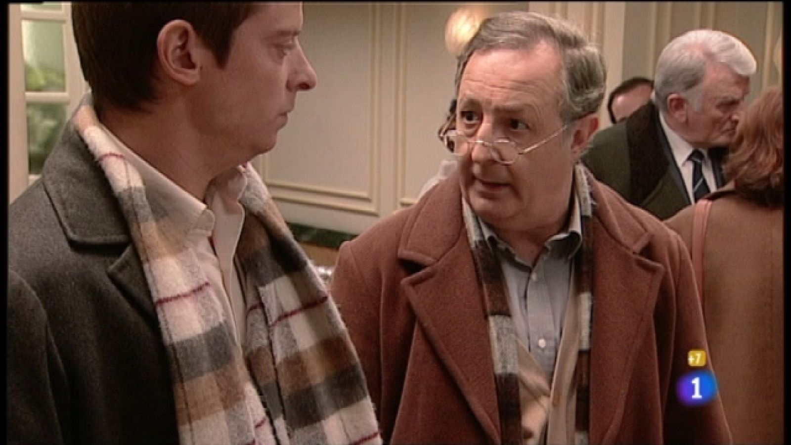 Amar en tiempos revueltos - T6 - Capítulo 251 - Almudena, destrozada por la muerte de su madre, es consolada por Gloria - Ver ahora