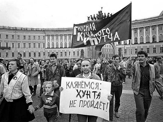 Telediario 1 - Decenas de miles de personas presionan a los golpistas en las calles de Moscú