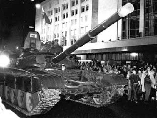 Telediario 1 - Detenidos los autores del golpe de Estado en el aeropuerto de Moscú