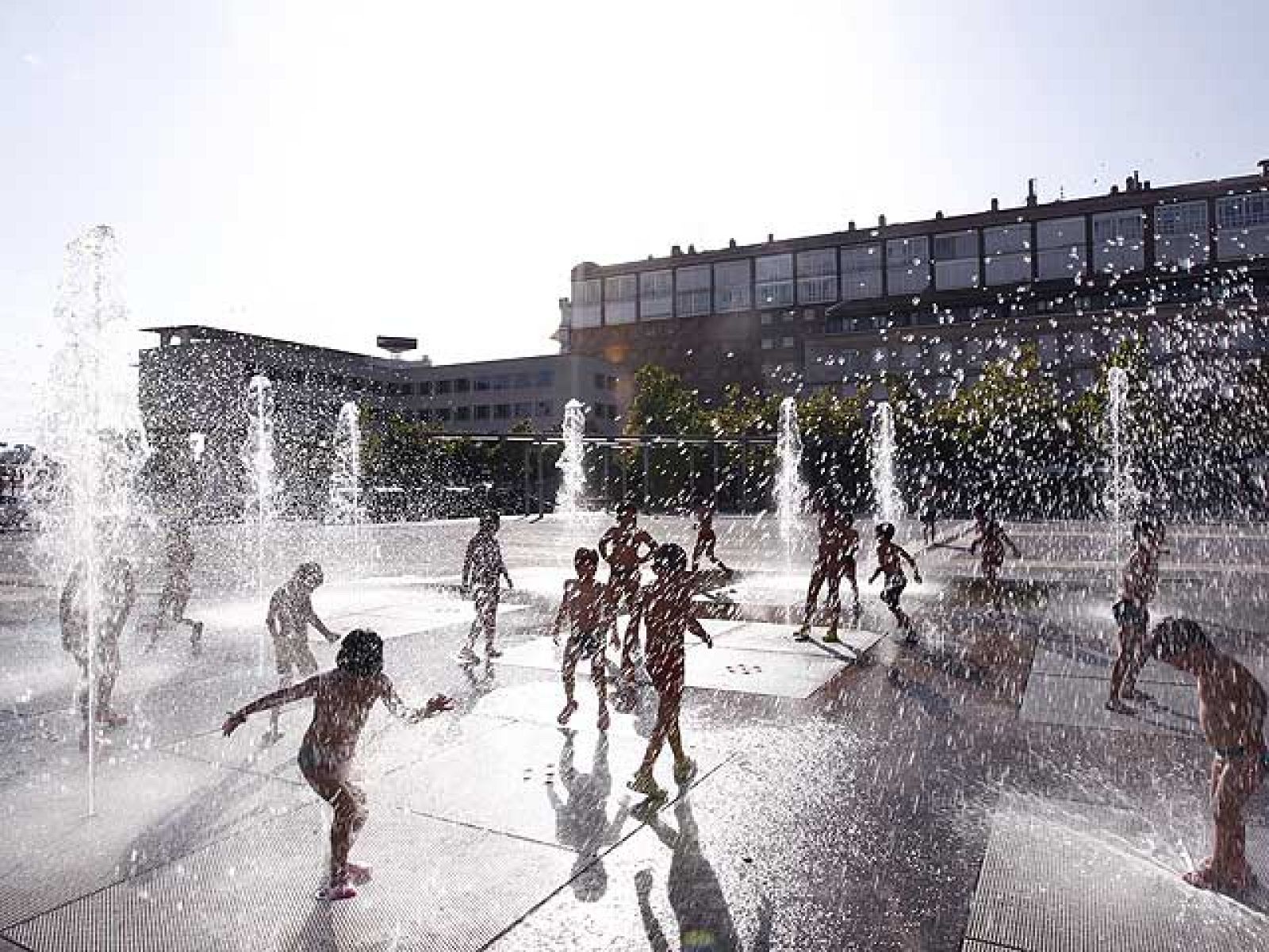 La Agencia Estatal de Meteorología (Aemet) prevé para hoy, sábado, temperaturas máximas y mínimas significativamente altas en numerosas zonas del interior de la Península y en Baleares, así como viento fuerte de levante en el Estrecho. En el interio