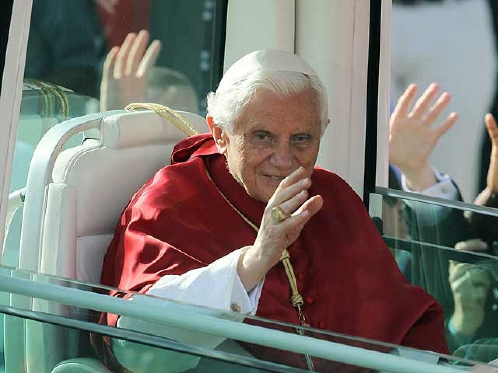 El papa confiesa a cuatro jóvenes en el Retiro en su tercer día en Madrid