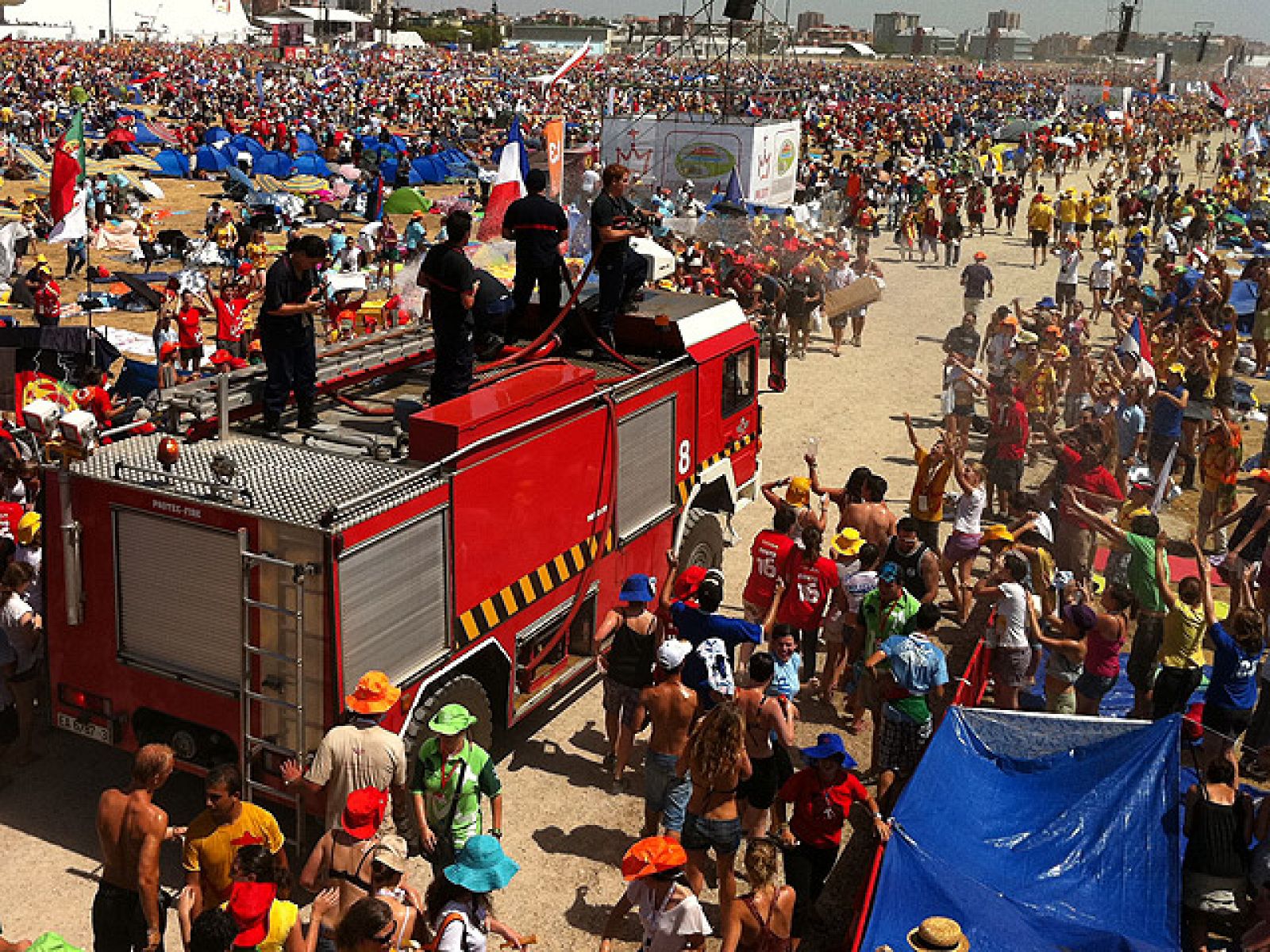 Miles de peregrinos se dirigen a Cuatro Vientos | Ver