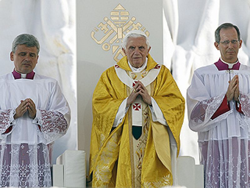 El papa advierte de que no se puede "seguir a Jesús" fuera de la Iglesia