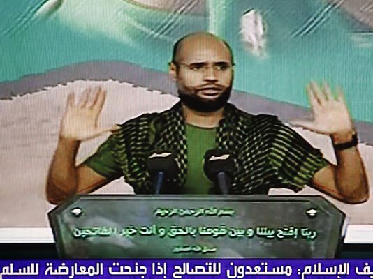 Informativo 24h - La OTAN bombardea el cuartel de Gadafi y los rebeles entran en Trípoli